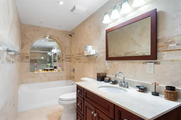 $5,000 | 822 Northeast 25th Avenue, Unit 822, Hallandale Beach, FL 33009