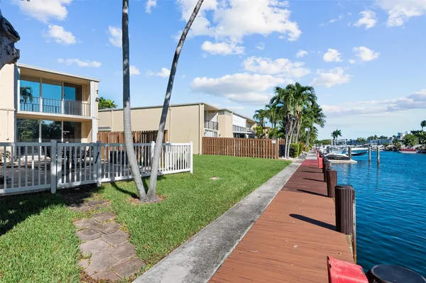 $5,000 | 822 Northeast 25th Avenue, Unit 822, Hallandale Beach, FL 33009