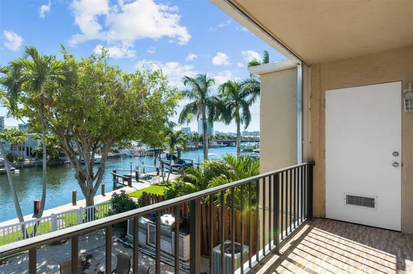 $5,000 | 822 Northeast 25th Avenue, Unit 822, Hallandale Beach, FL 33009