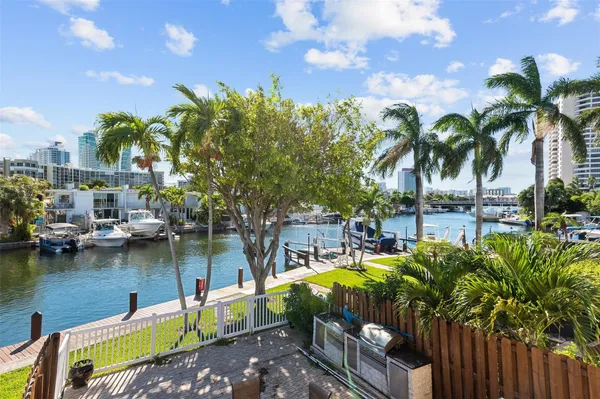 $5,000 | 822 Northeast 25th Avenue, Unit 822, Hallandale Beach, FL 33009