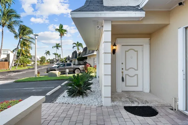 $5,000 | 822 Northeast 25th Avenue, Unit 822, Hallandale Beach, FL 33009