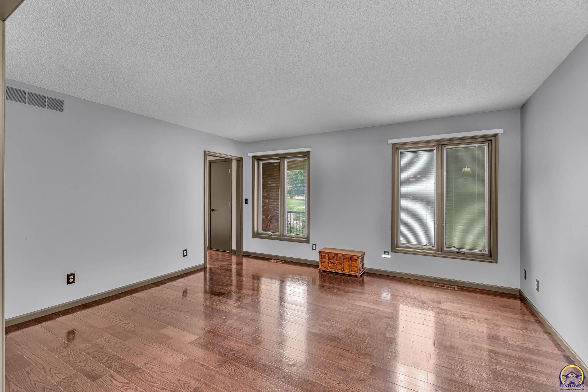 6236 Southwest 25th Street Topeka, KS 66614 - Photo 18 of 53