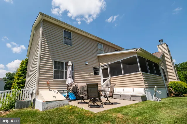 a view of a house with backyard