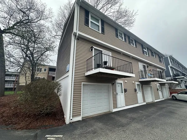 $2,300 | 1225 Pawtucket Boulevard, Unit 112, Lowell, MA 01854