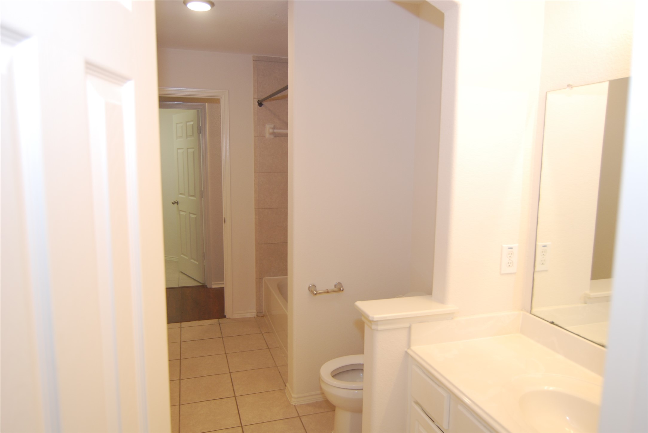 2834 Lockeridge Pines Drive Spring, TX 77386 - Photo 9 of 20 This bathroom connects the hallways so is usable by all bedrooms.