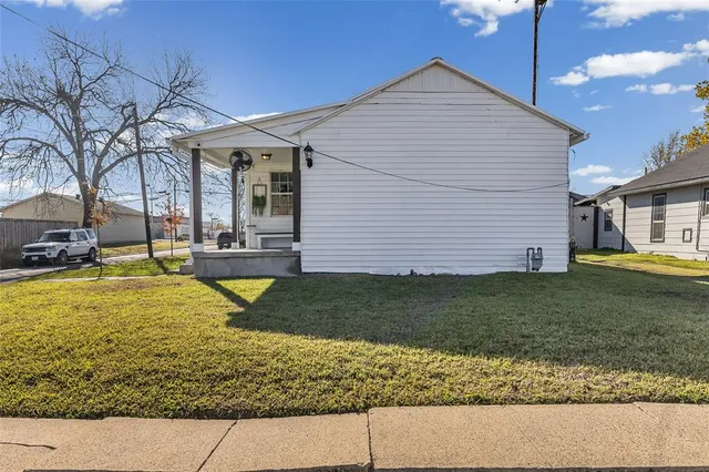 a view of a house with a yard