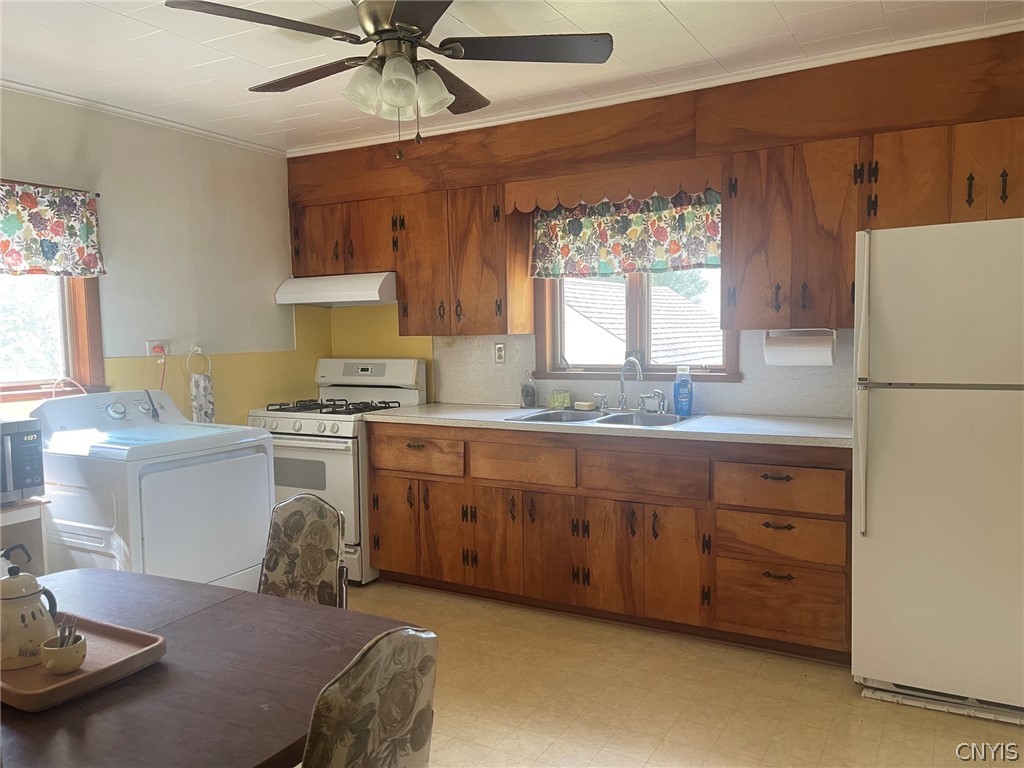 520 Tilden Street Oneida, NY 13421 - Photo 13 of 33 Eat-in kitchen with wood cabinets and appliances