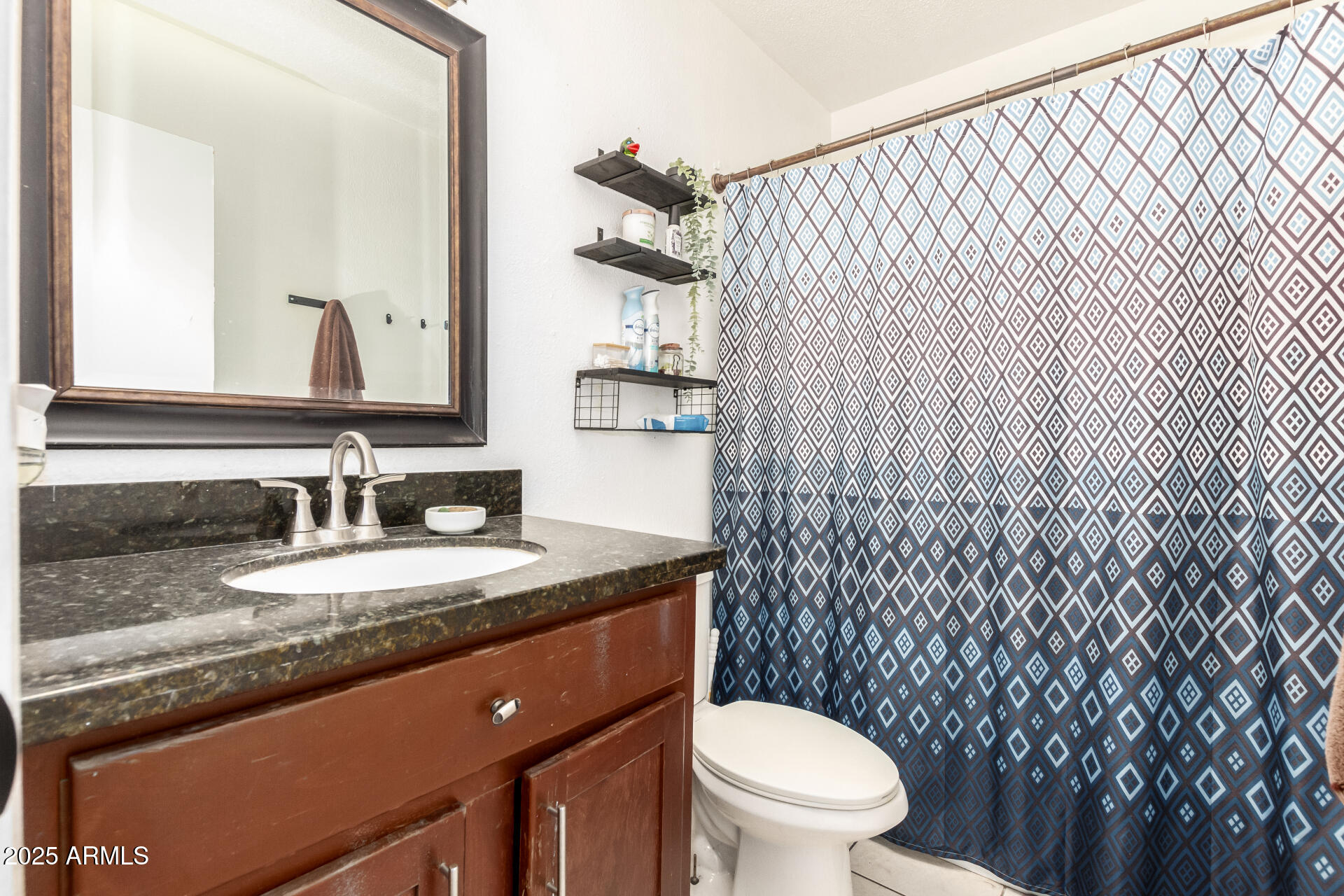 6426 West Lamar Road Glendale, AZ 85301 - Photo 18 of 26 Hall bath