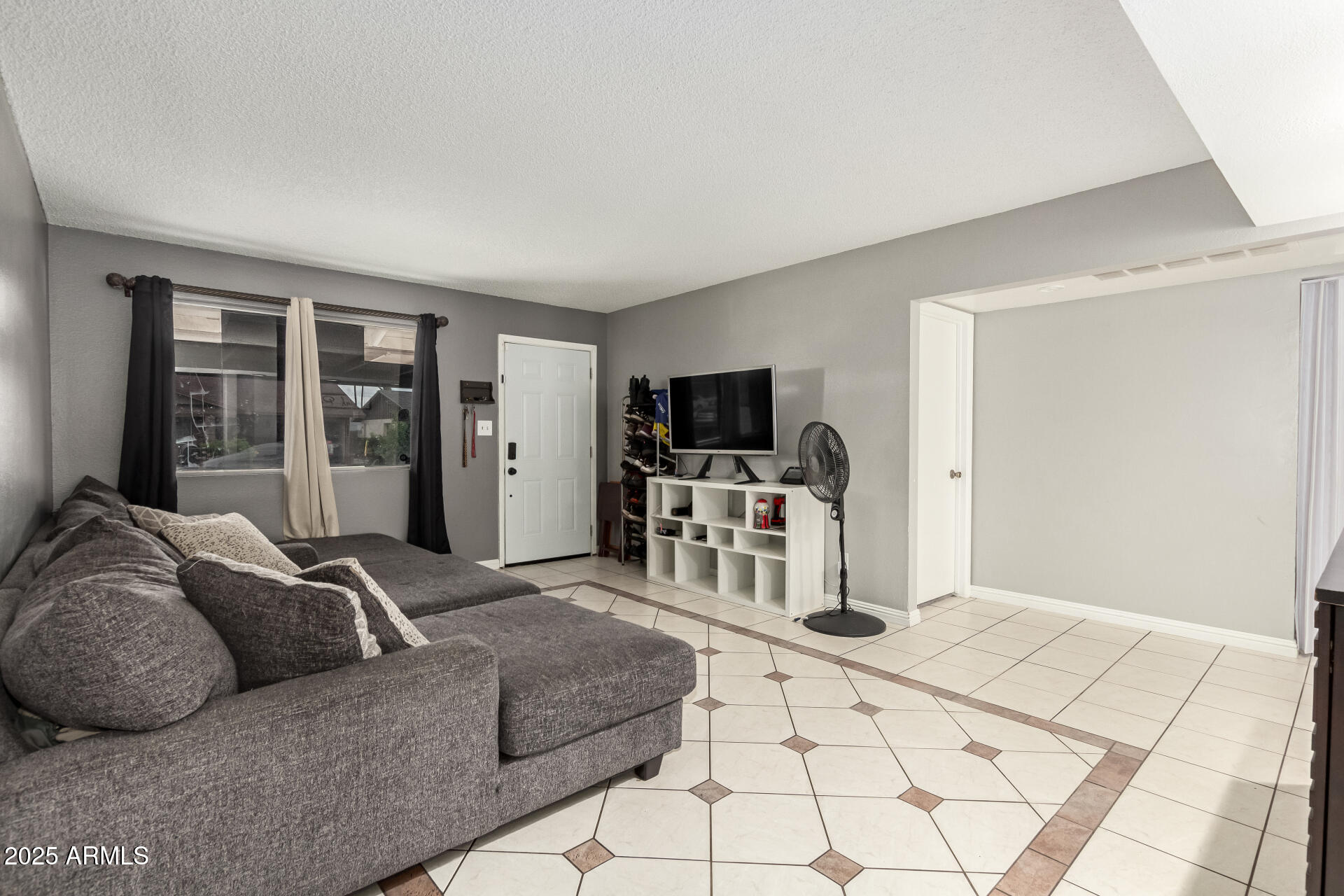 6426 West Lamar Road Glendale, AZ 85301 - Photo 2 of 26 Living Room
