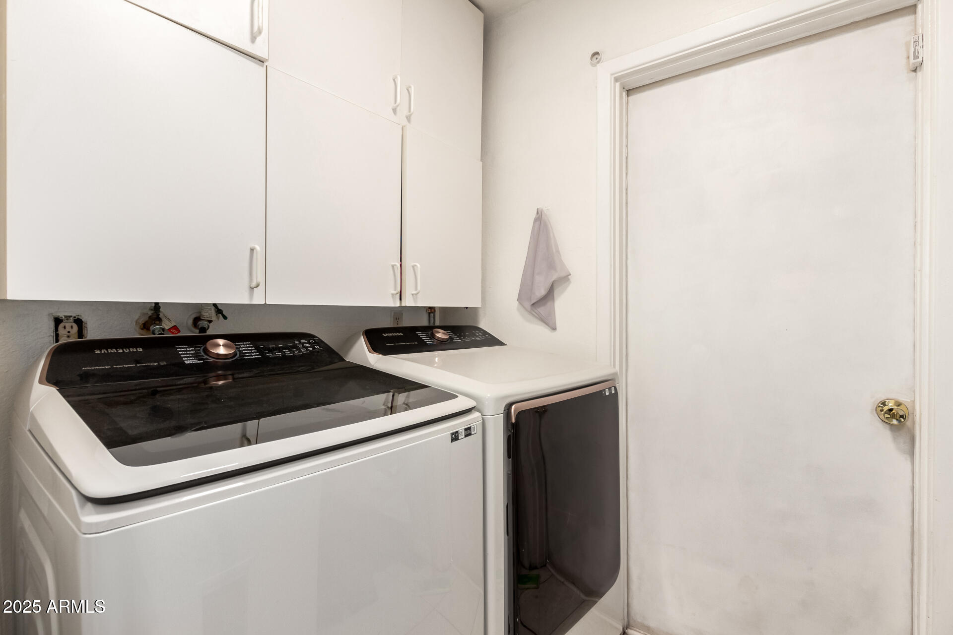 6426 West Lamar Road Glendale, AZ 85301 - Photo 21 of 26 Laundry with cabinets