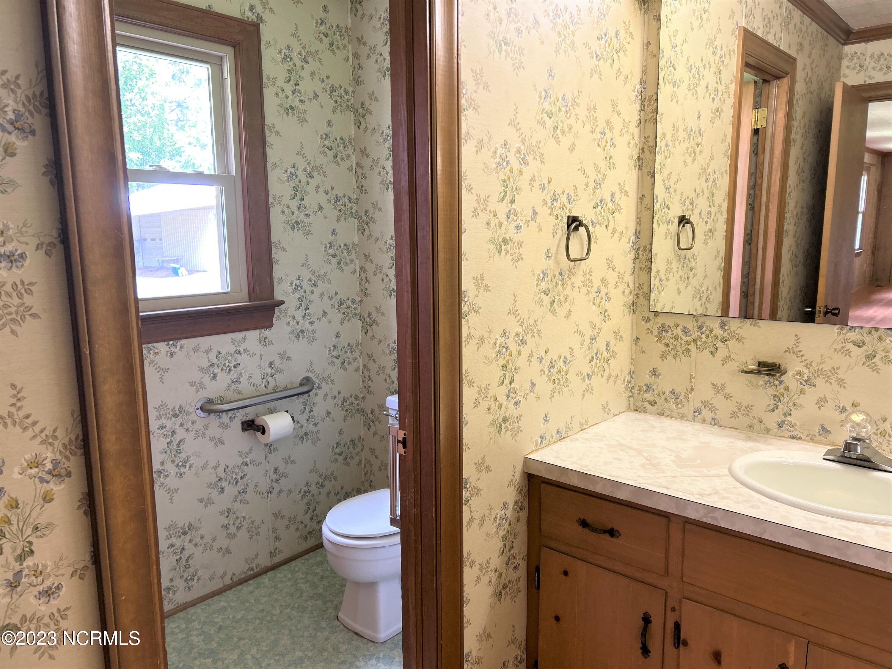 5182 Neuse Road Kinston, NC 28501 - Photo 21 of 46 Hall Bath
