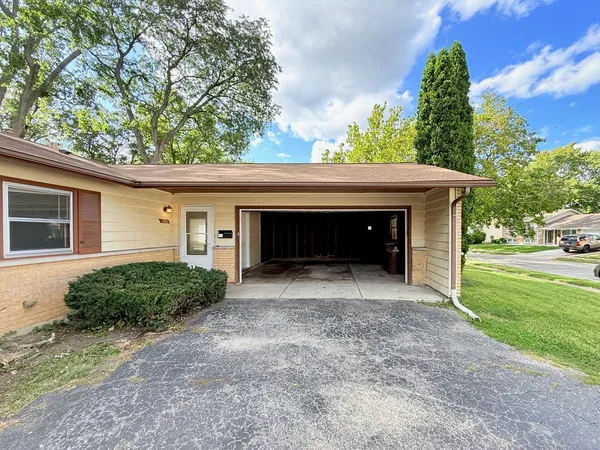 $202,000 | 2711 Larkspur Lane, Hazel Crest, IL 60429
