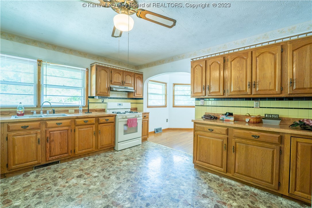 5267 Elk River Road North Elkview, WV 25071 - Photo 6 of 22 Gallery Image 6