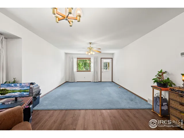 a view of livingroom with furniture and a ceiling fan