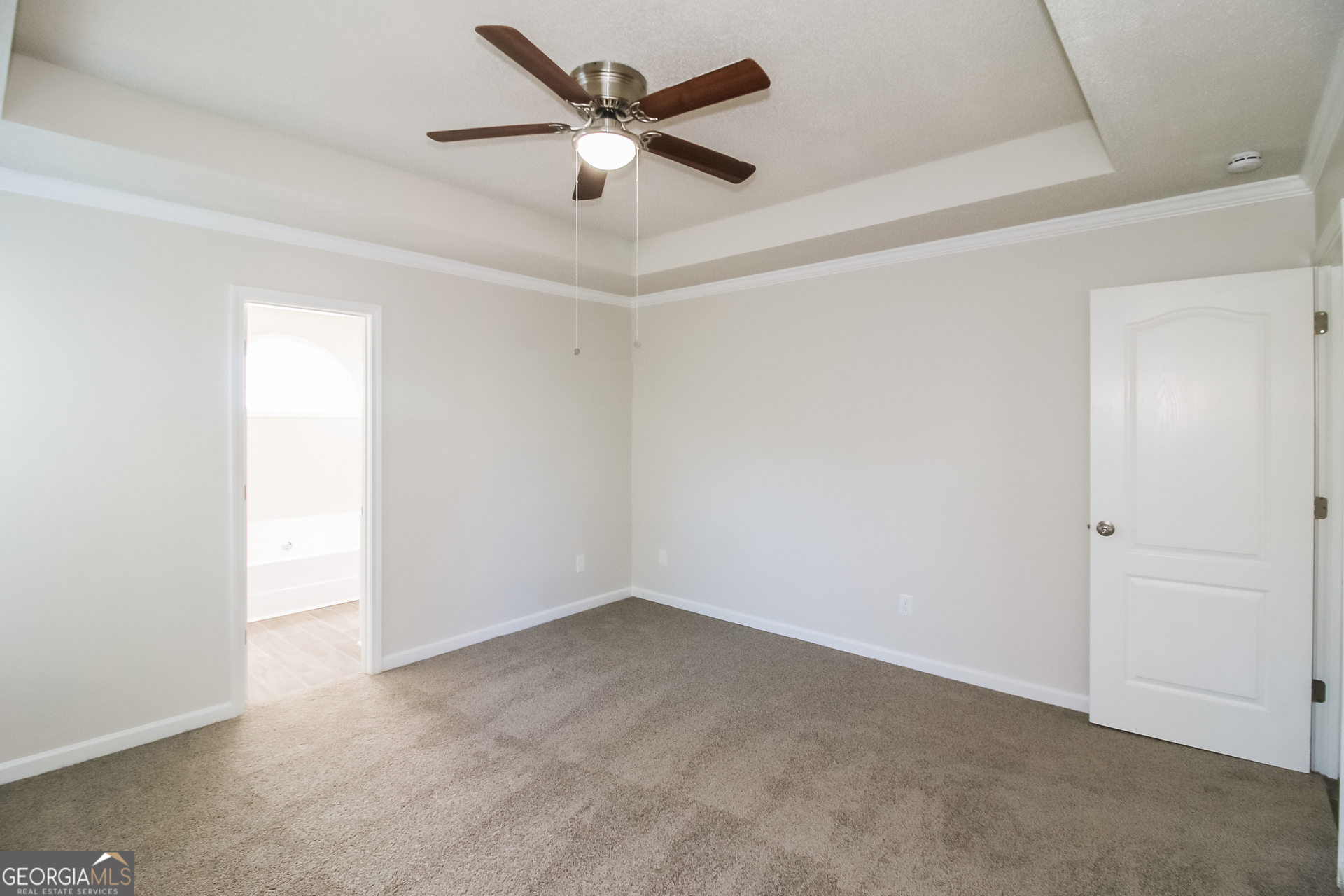 10381 Commons Crossing Jonesboro, GA 30238 - Photo 9 of 17 an empty room with a ceiling fan and a window