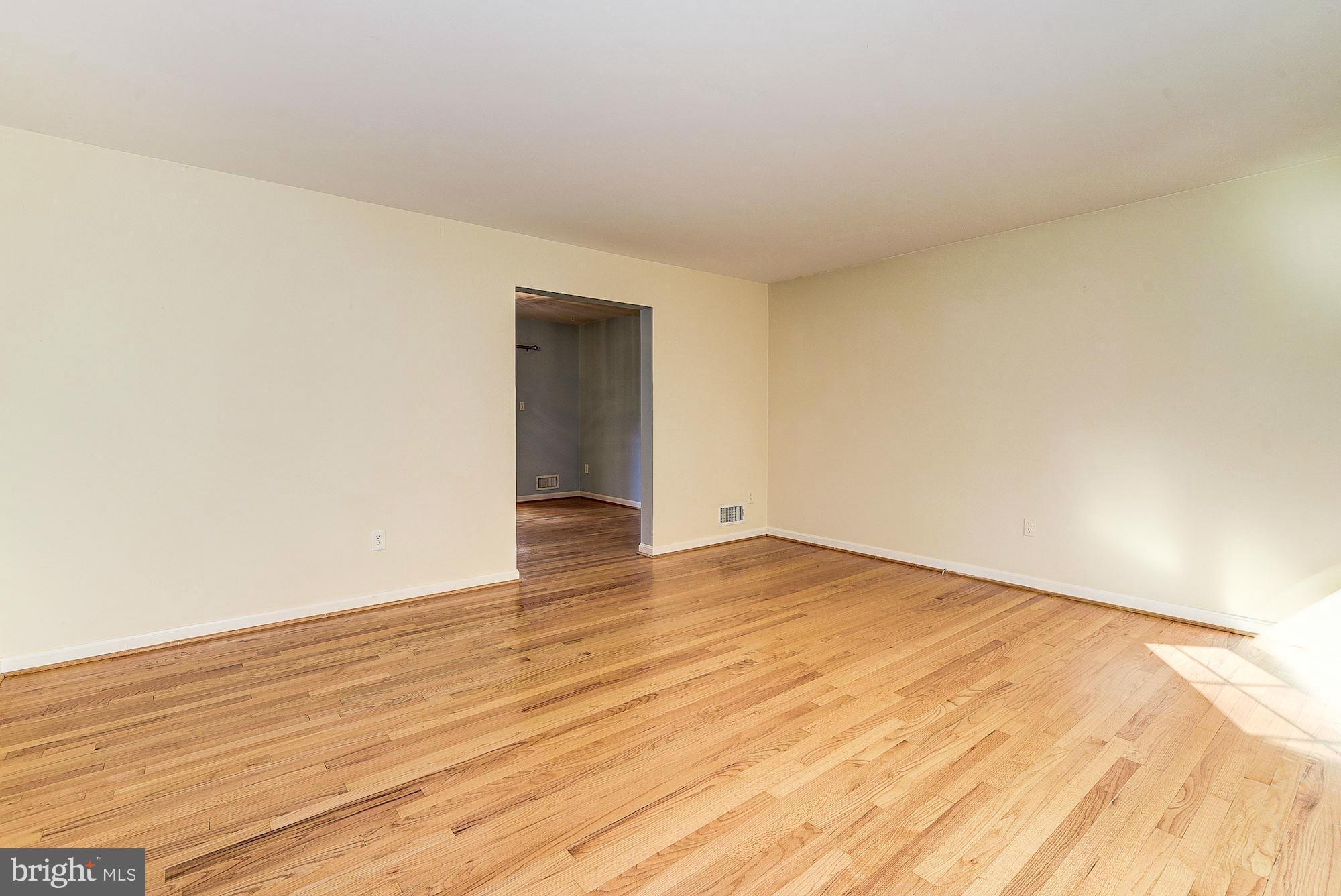 2424 Bramblebush Court Reston, VA 20191 - Photo 5 of 30 Living Room