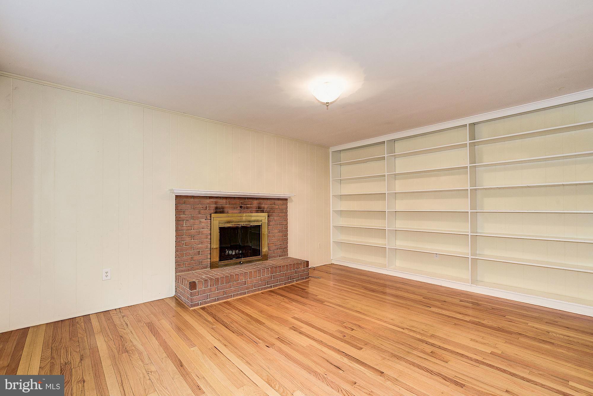 2424 Bramblebush Court Reston, VA 20191 - Photo 7 of 30 Living Room