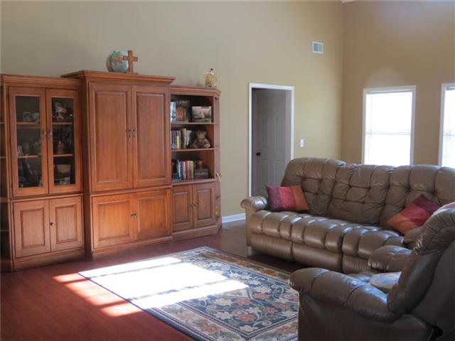 3400 Bethlehem Road Springfield, TN 37172 - Photo 3 of 20 The Living Room has a vaulted ceiling, and lots of room for kicking back and relaxing or entertaining family and friends