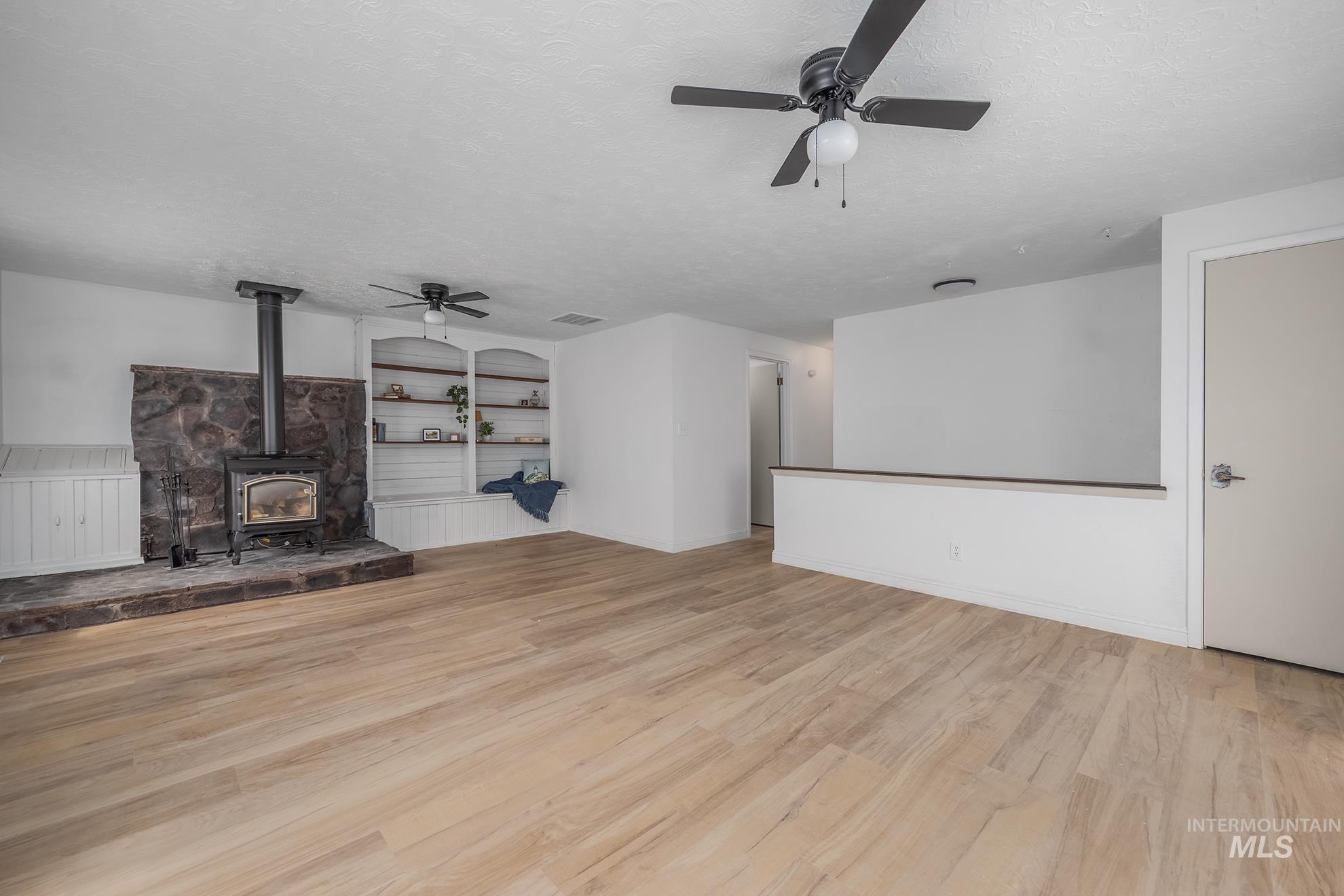 61 Southwest 4th Street Ontario, OR 97914 - Photo 18 of 42 Spacious living area featuring light wood-finish flooring