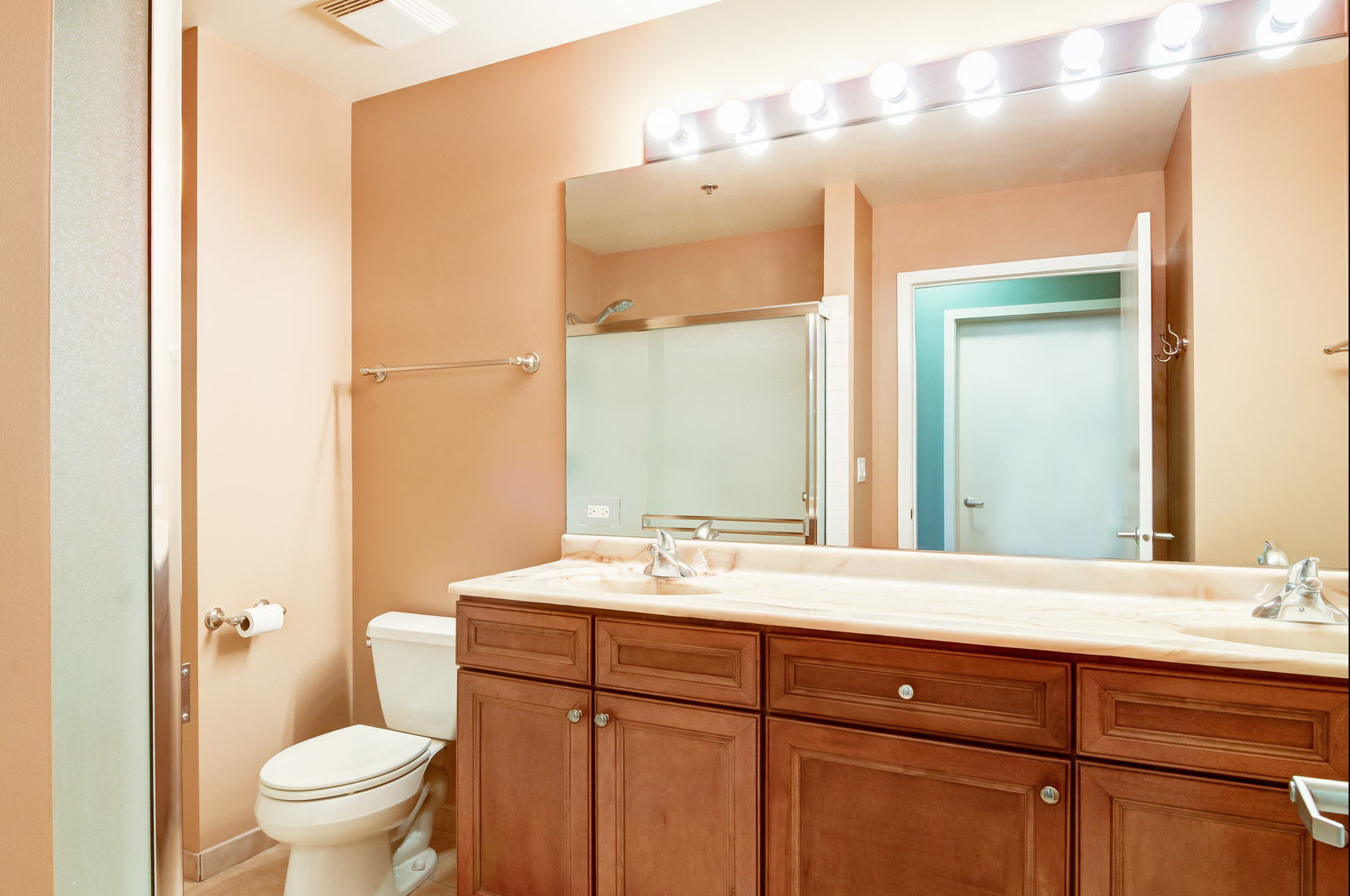 6000 North Cicero Avenue, Unit 511 Chicago, IL 60646 - Photo 11 of 19 a bathroom with a granite countertop sink toilet and mirror