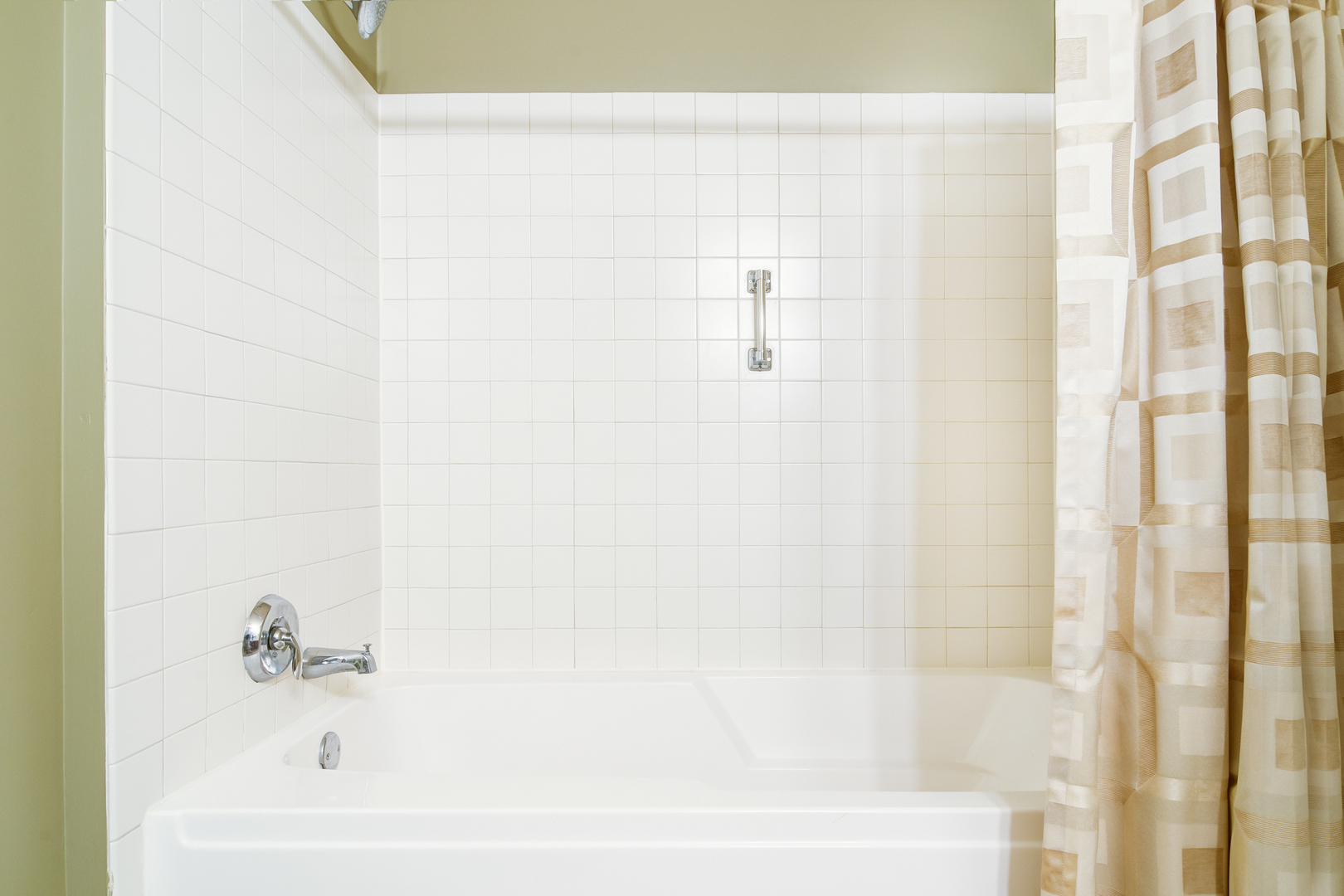 6000 North Cicero Avenue, Unit 511 Chicago, IL 60646 - Photo 13 of 19 a bathroom with a bathtub