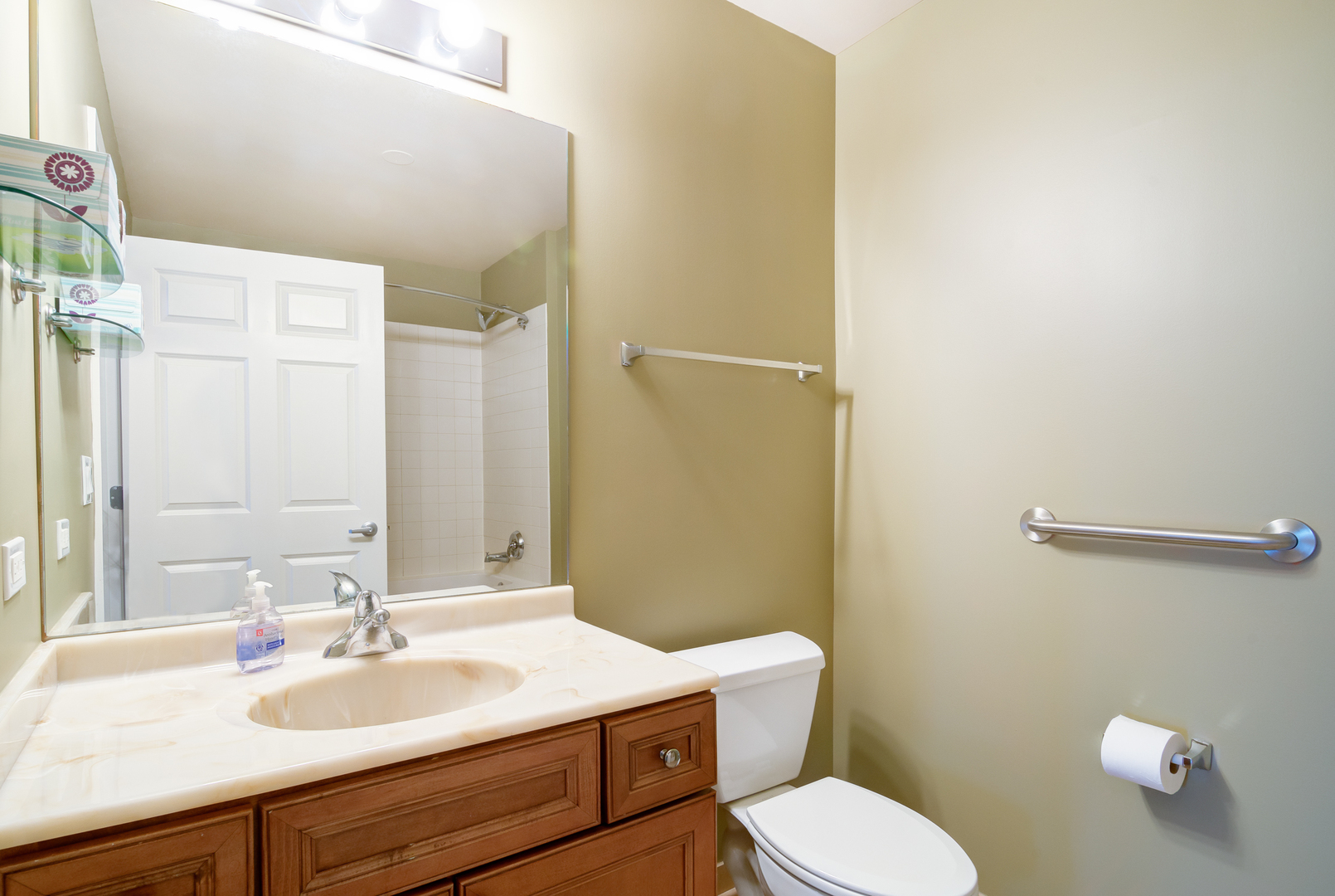 6000 North Cicero Avenue, Unit 511 Chicago, IL 60646 - Photo 14 of 19 a bathroom with a sink toilet and a mirror