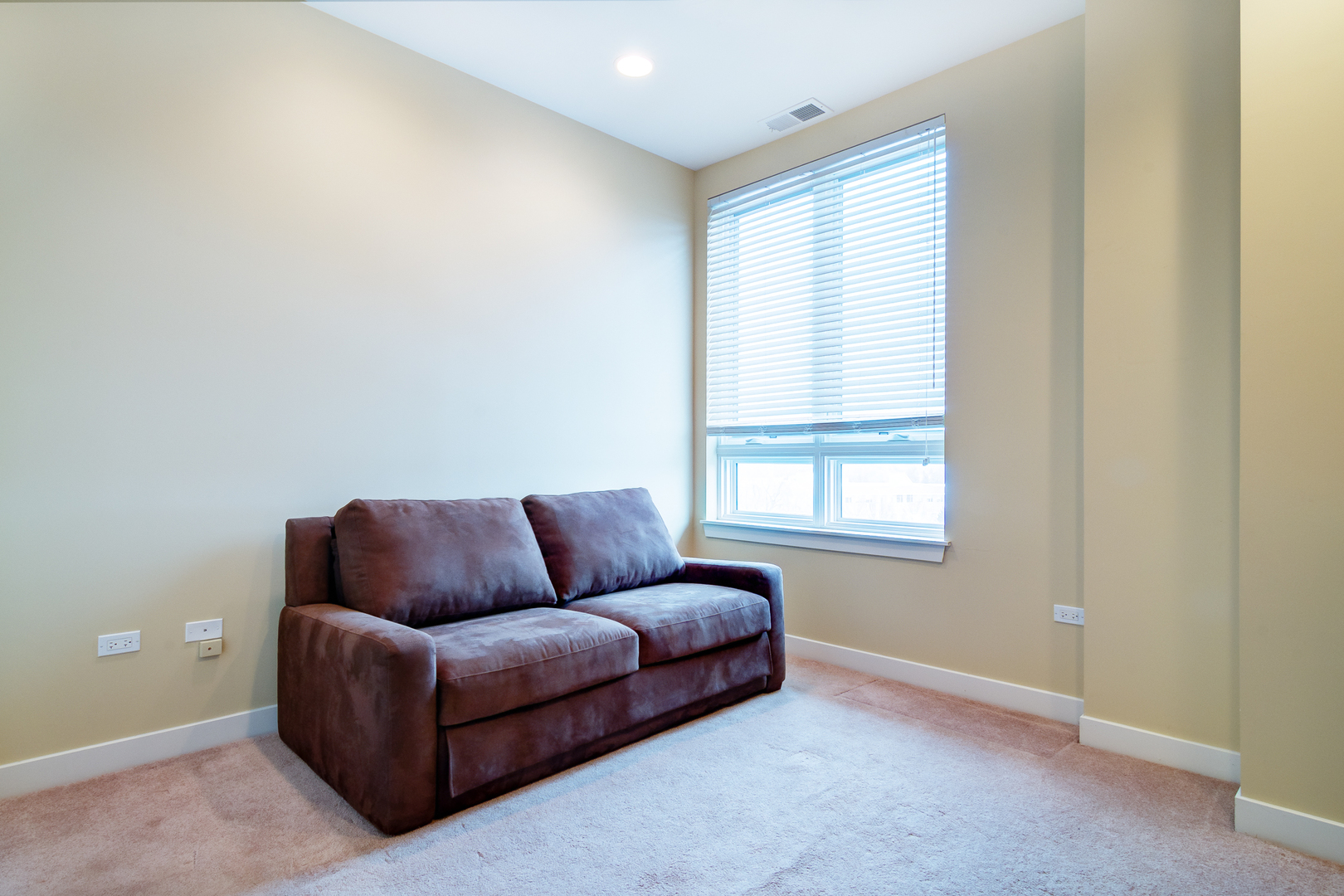 6000 North Cicero Avenue, Unit 511 Chicago, IL 60646 - Photo 15 of 19 a living room with furniture and a window