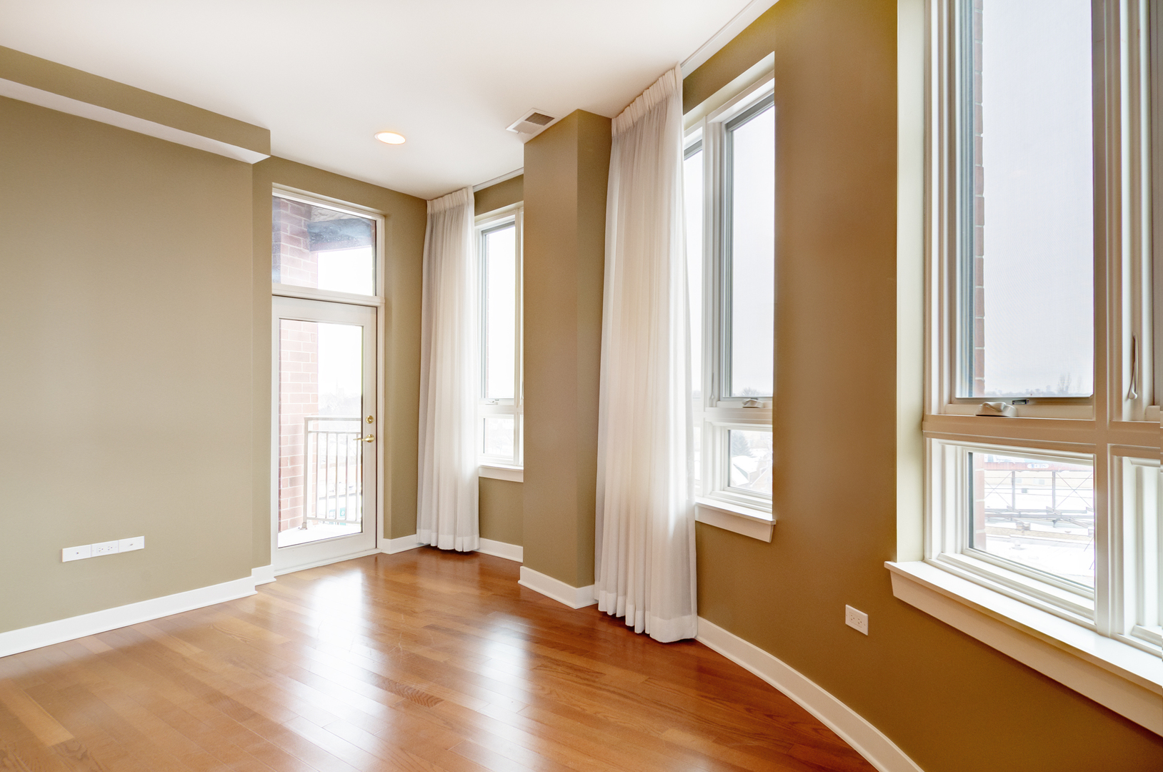 6000 North Cicero Avenue, Unit 511 Chicago, IL 60646 - Photo 6 of 19 an empty room with wooden floor and windows