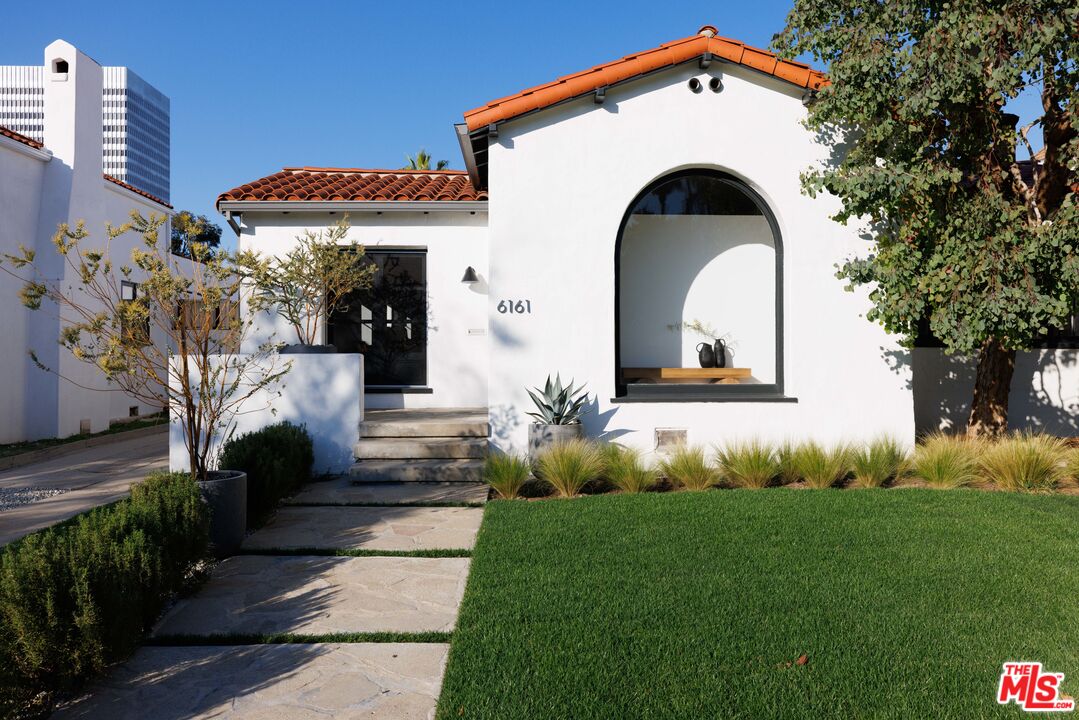 6161 Barrows Drive Los Angeles, CA 90048 - Photo 1 of 1 a front view of a house with garden