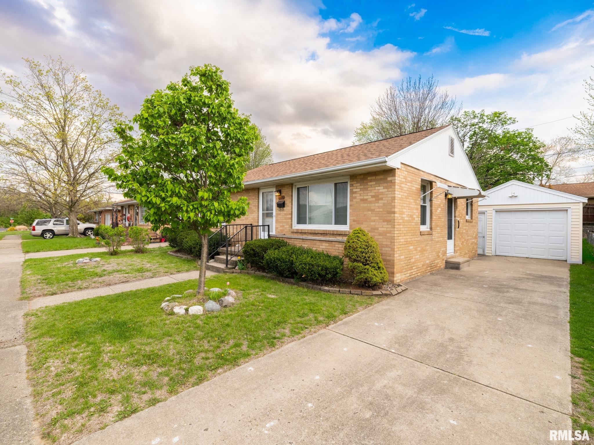 1506 Anna Road Pekin, IL 61554 - Photo 3 of 32