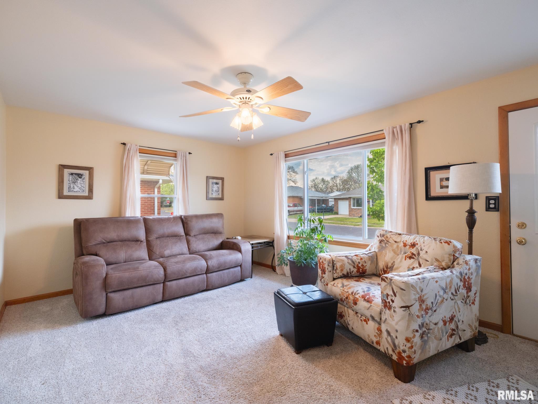 1506 Anna Road Pekin, IL 61554 - Photo 4 of 32