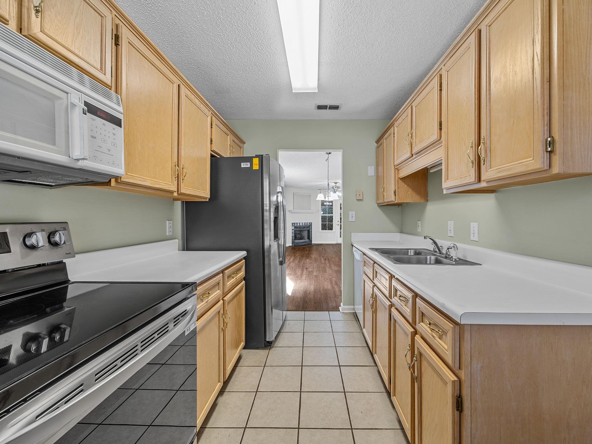 1129 Webber Way Spartanburg, SC 29307 - Photo 7 of 32