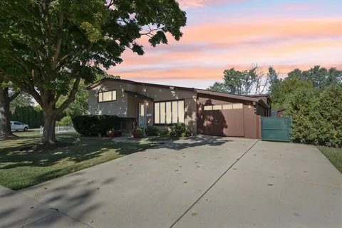 $399,999 | 122 West Helen Road, Palatine, IL 60067