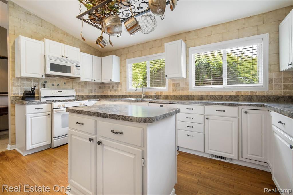 2272 Cumberland Road Rochester Hills, MI 48307 - Photo 8 of 24