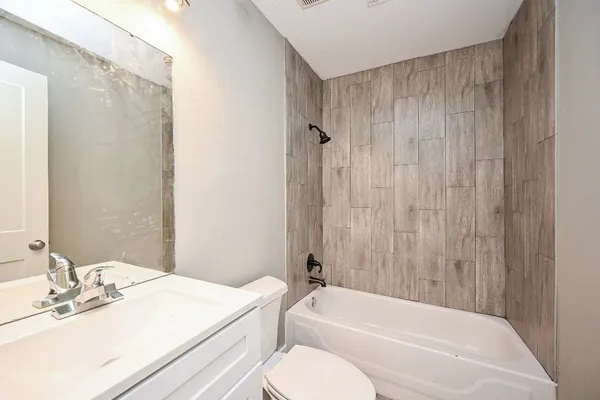 $1,900 | 6607 West T C Jester Boulevard, Houston, TX 77091