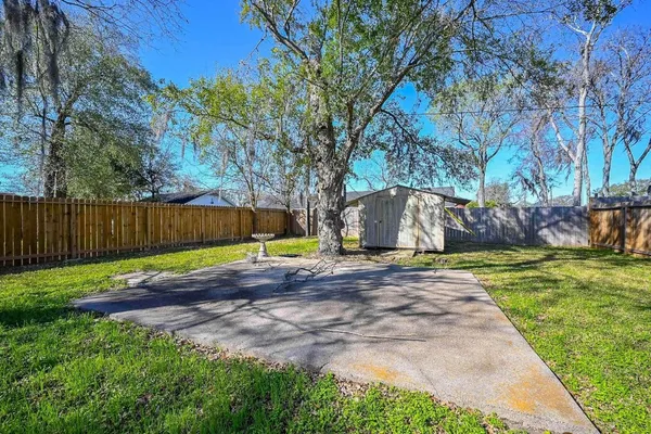 $1,900 | 6607 West T C Jester Boulevard, Houston, TX 77091