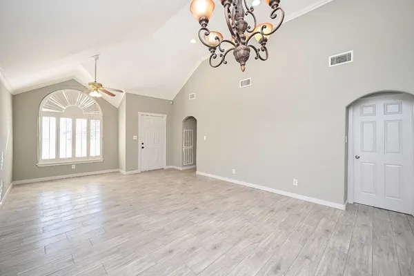 $1,900 | 6607 West T C Jester Boulevard, Houston, TX 77091