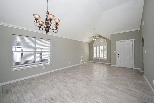 $1,900 | 6607 West T C Jester Boulevard, Houston, TX 77091