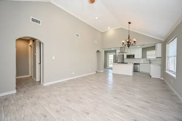 $1,900 | 6607 West T C Jester Boulevard, Houston, TX 77091