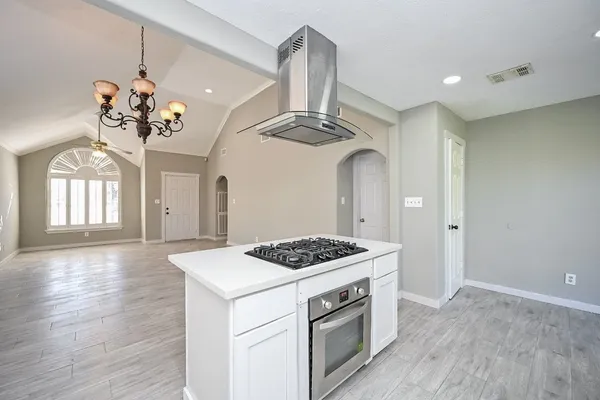 $1,900 | 6607 West T C Jester Boulevard, Houston, TX 77091