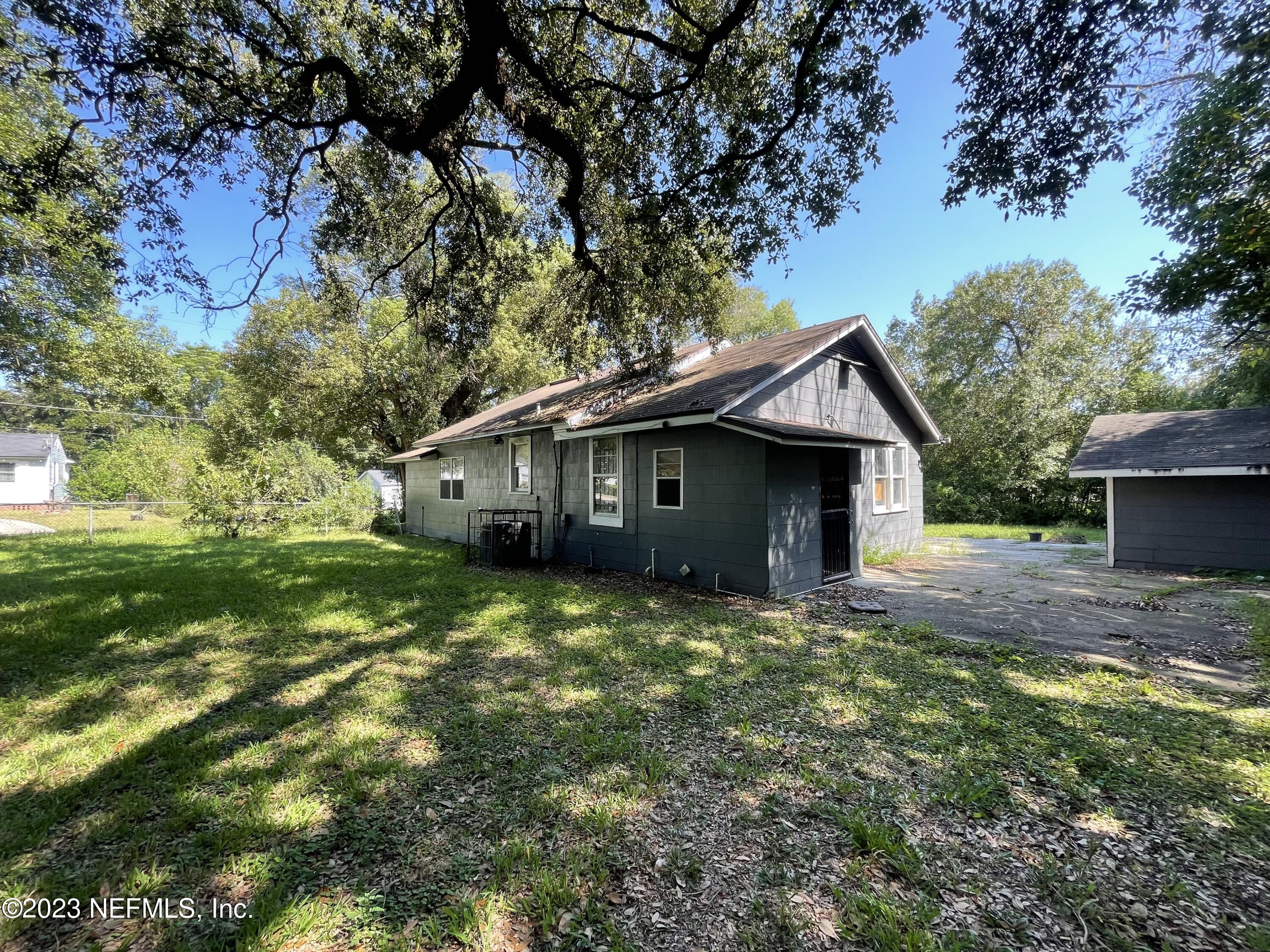 1124 Kenmore Street Jacksonville, FL 32208 - Photo 4 of 11 a house with green field in front of it