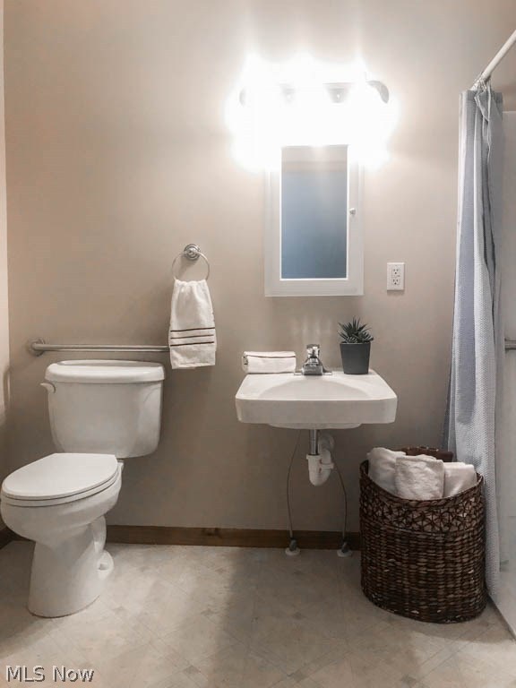 1159 Avondale Road Cleveland, OH 44121 - Photo 14 of 17 Full bath on the main level.