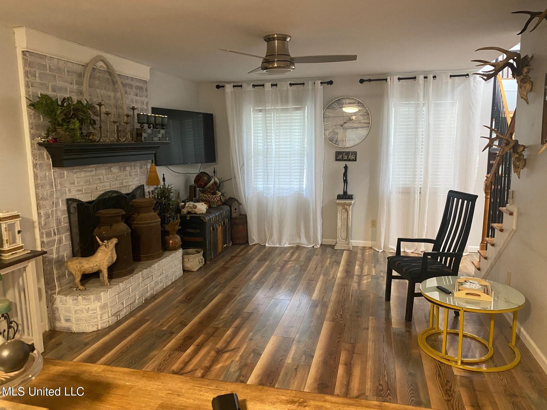 2085 Yellow Dog Road Senatobia, MS 38668 - Photo 8 of 48 Living Room