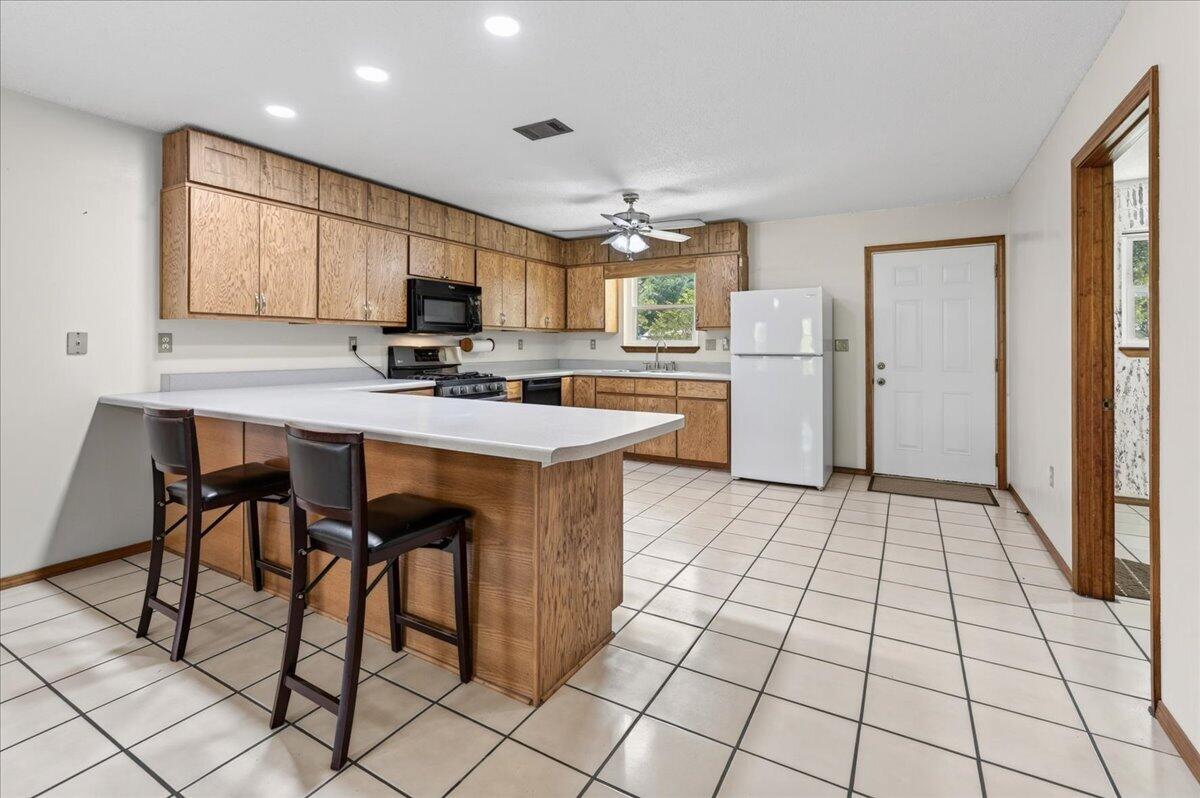 4568 Yellow Bluff Road Crestview, FL 32539 - Photo 21 of 63 Kitchen with eat-at bar