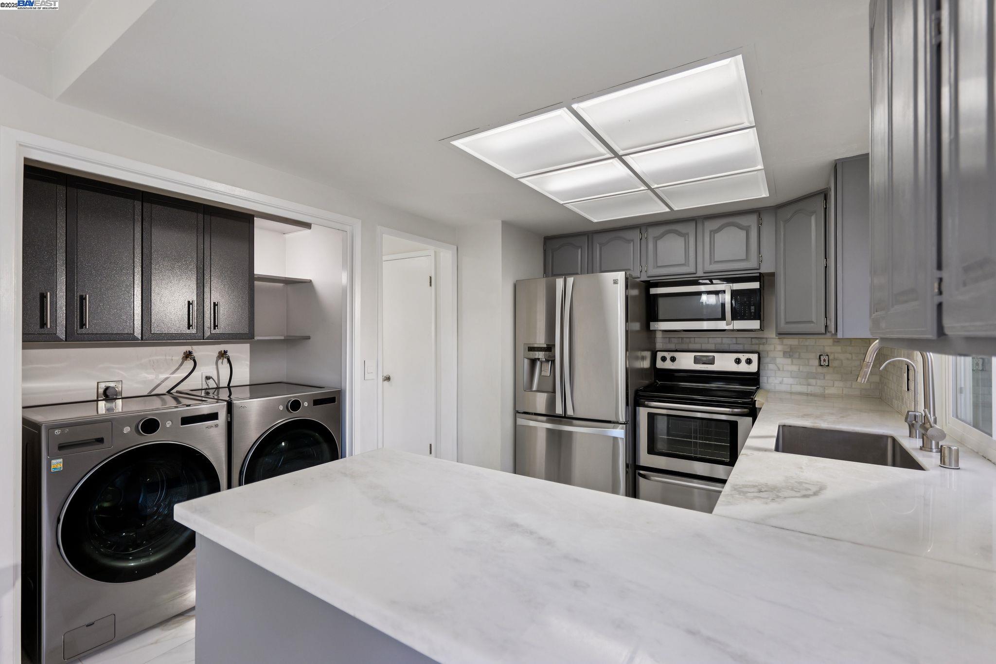 560 La Copita Court San Ramon, CA 94583 - Photo 15 of 40 a kitchen with refrigerator a washer and dryer