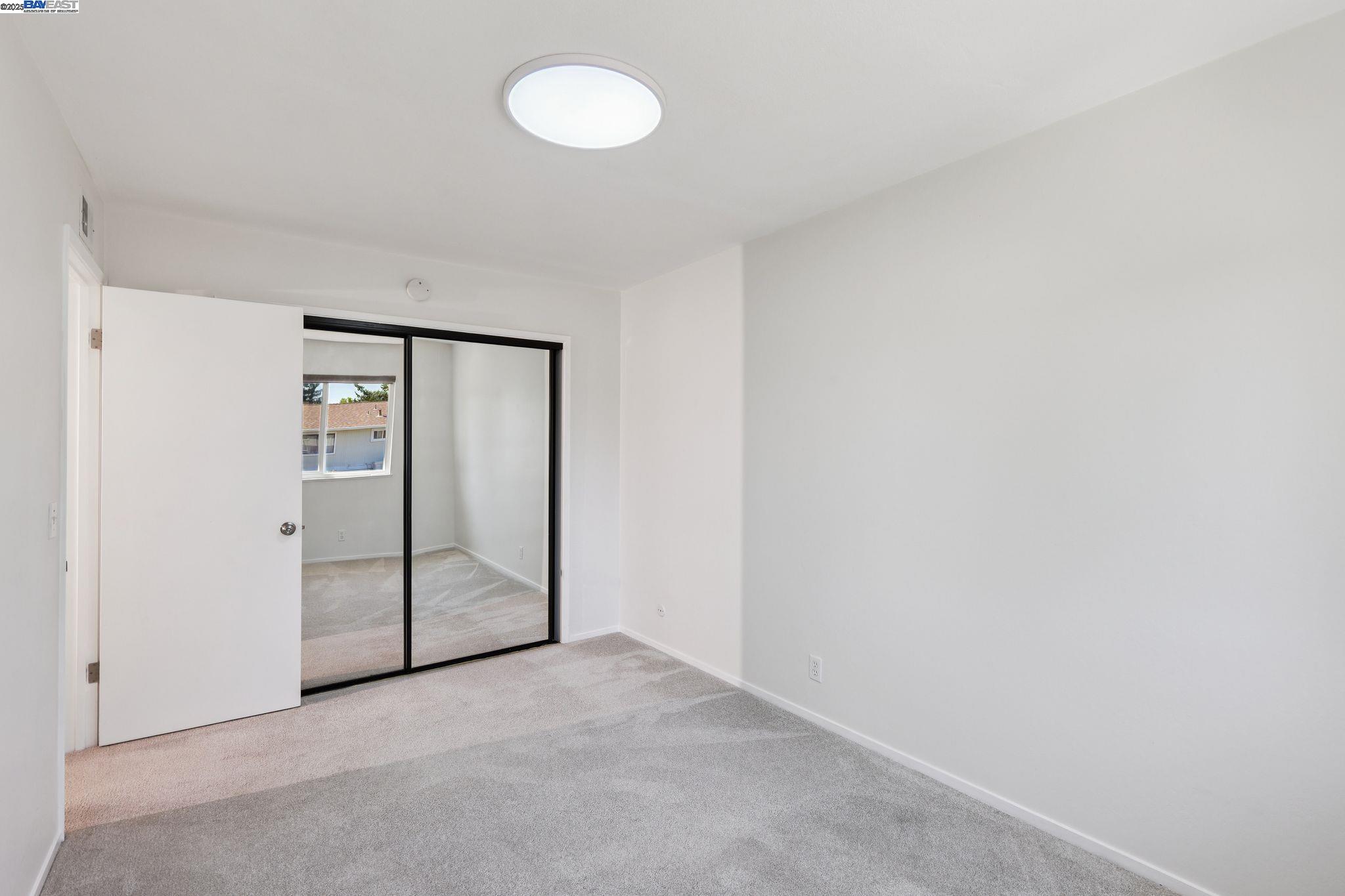 560 La Copita Court San Ramon, CA 94583 - Photo 29 of 40 an empty room with mirror