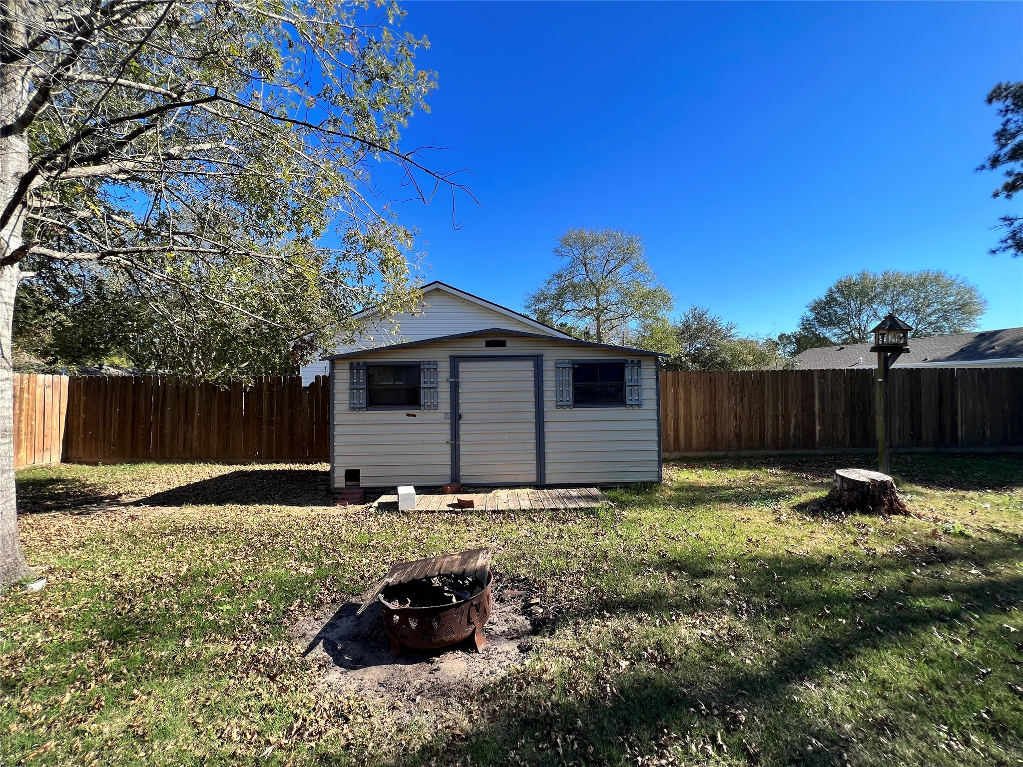 16105 Lone Star Ranch Drive Conroe, TX 77302 - Photo 23 of 24 a backyard of a house