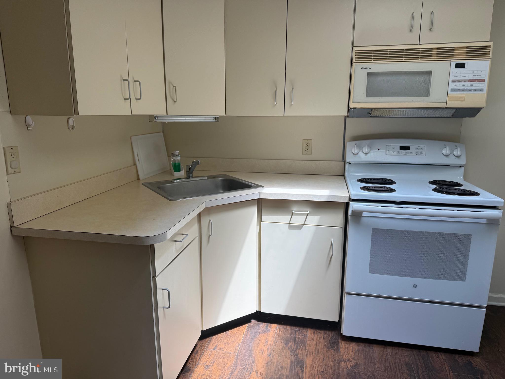 531 Byberry Road, Unit 1 Philadelphia, PA 19116 - Photo 6 of 15 Kitchen with Electric Stove