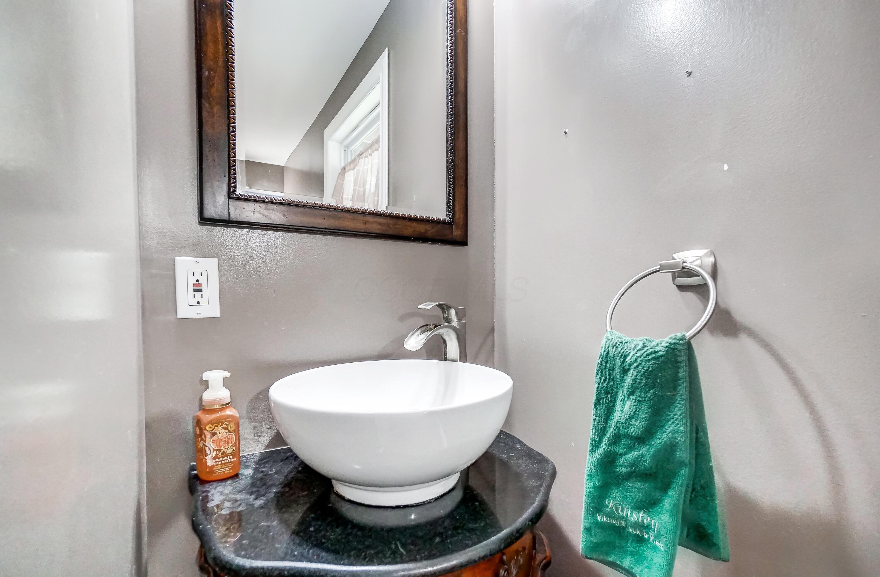 8319 Lafayette Road Northwest Newark, OH 43055 - Photo 31 of 40 058-primary vanity