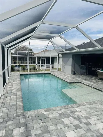 a view of a backyard